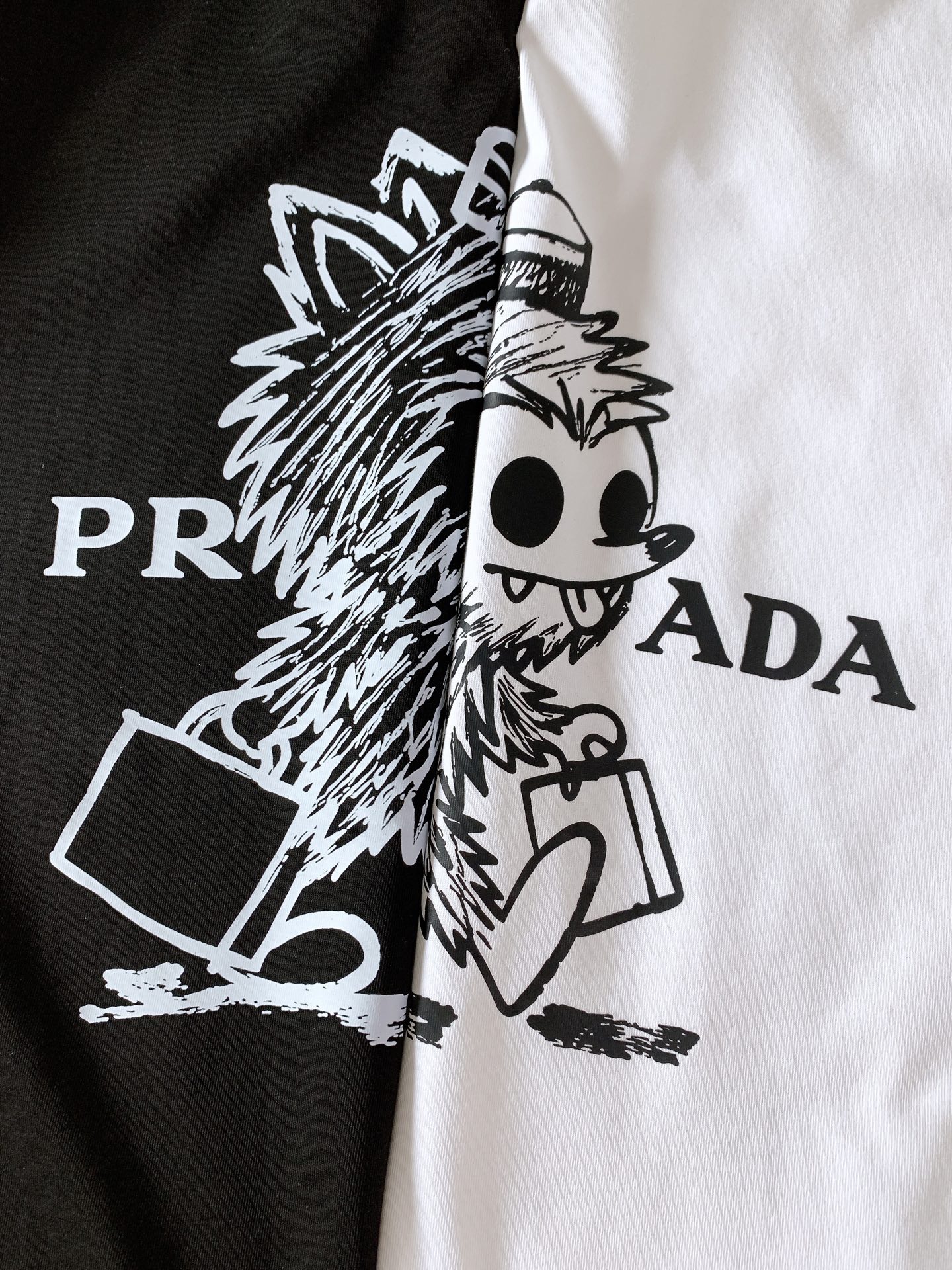 Prada 普拉达 2026SS春夏新品 新款卡通小怪兽短袖T恤👕甄选高支重磅棉质面料,触感软糯扎实,上身透气舒适不易 Prada 普拉达 2026SS春夏新品 新款卡通小怪兽短袖T恤👕甄选高支重磅棉质面料,触感软糯扎实,上身透气舒适不易
