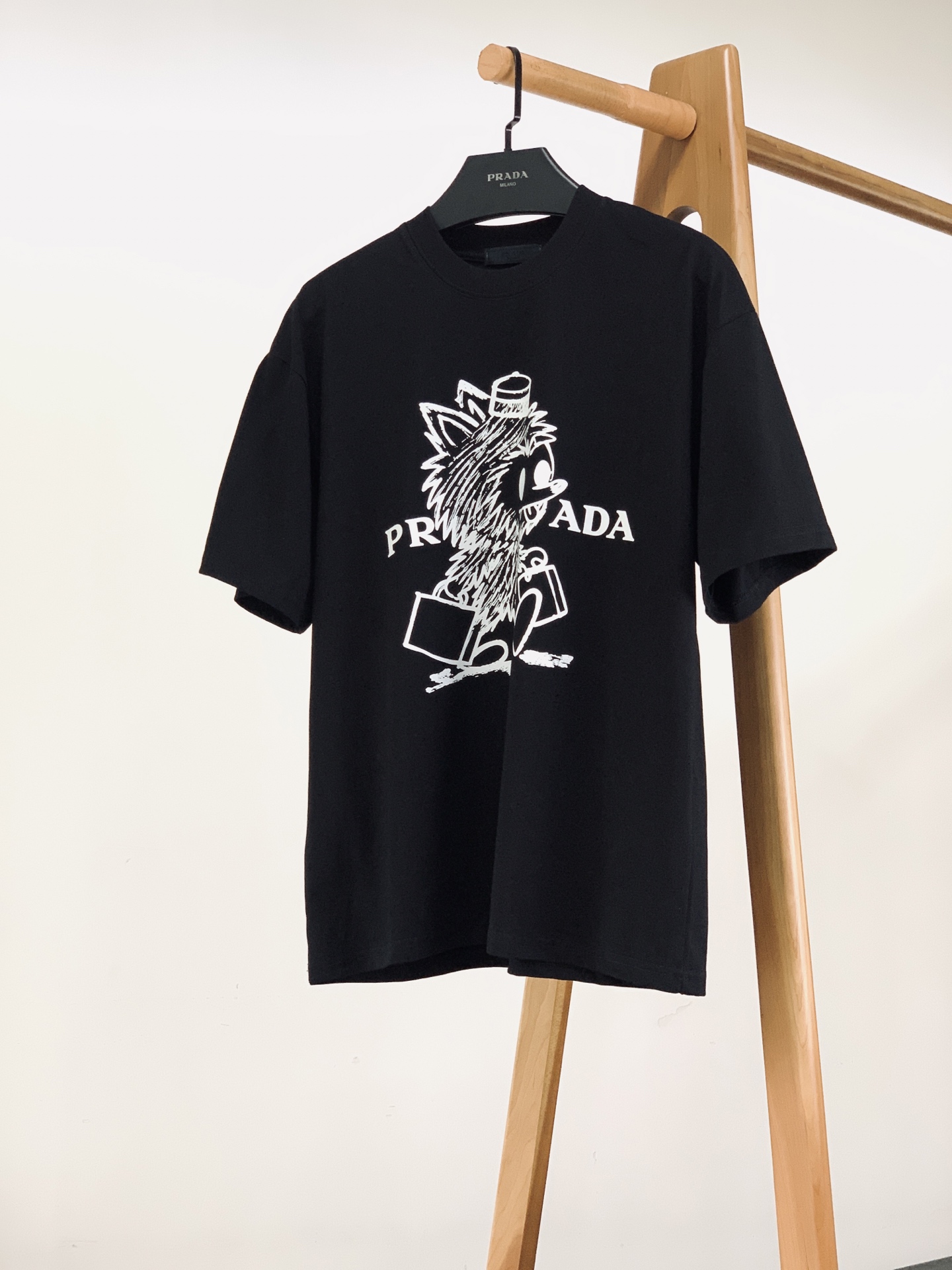 Prada 普拉达 2026SS春夏新品  新款卡通小怪兽短袖T恤👕甄选高支重磅棉质面料，触感软糯扎实，上身透气舒适不易