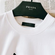 Prada 普拉达 2026SS春夏新品 新款卡通小怪兽短袖T恤👕甄选高支重磅棉质面料,触感软糯扎实,上身透气舒适不易 Prada 普拉达 2026SS春夏新品 新款卡通小怪兽短袖T恤👕甄选高支重磅棉质面料,触感软糯扎实,上身透气舒适不易