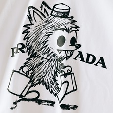 Prada 普拉达 2026SS春夏新品 新款卡通小怪兽短袖T恤👕甄选高支重磅棉质面料,触感软糯扎实,上身透气舒适不易 Prada 普拉达 2026SS春夏新品 新款卡通小怪兽短袖T恤👕甄选高支重磅棉质面料,触感软糯扎实,上身透气舒适不易