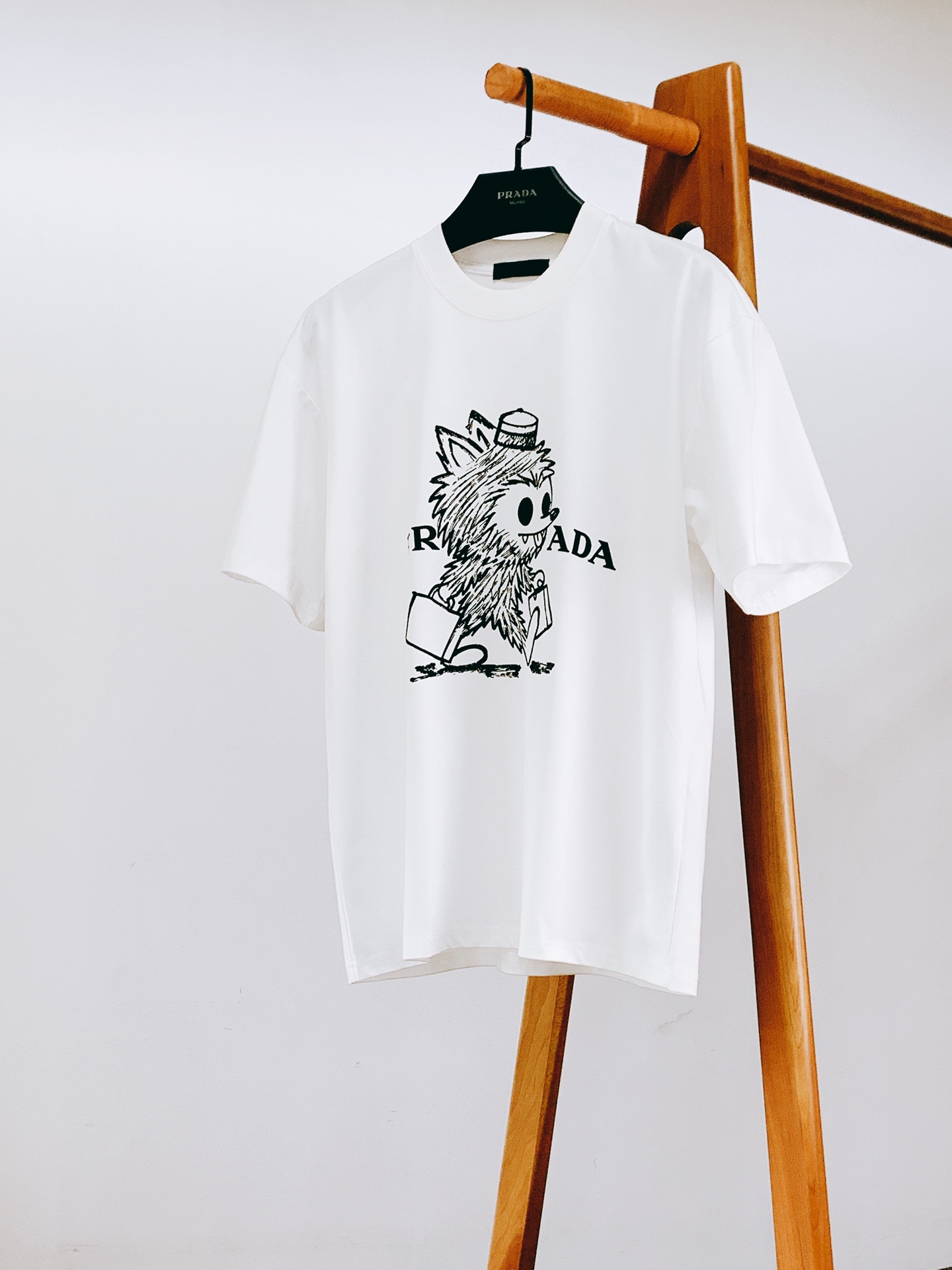 Prada 普拉达 2026SS春夏新品  新款卡通小怪兽短袖T恤👕甄选高支重磅棉质面料，触感软糯扎实，上身透气舒适不易