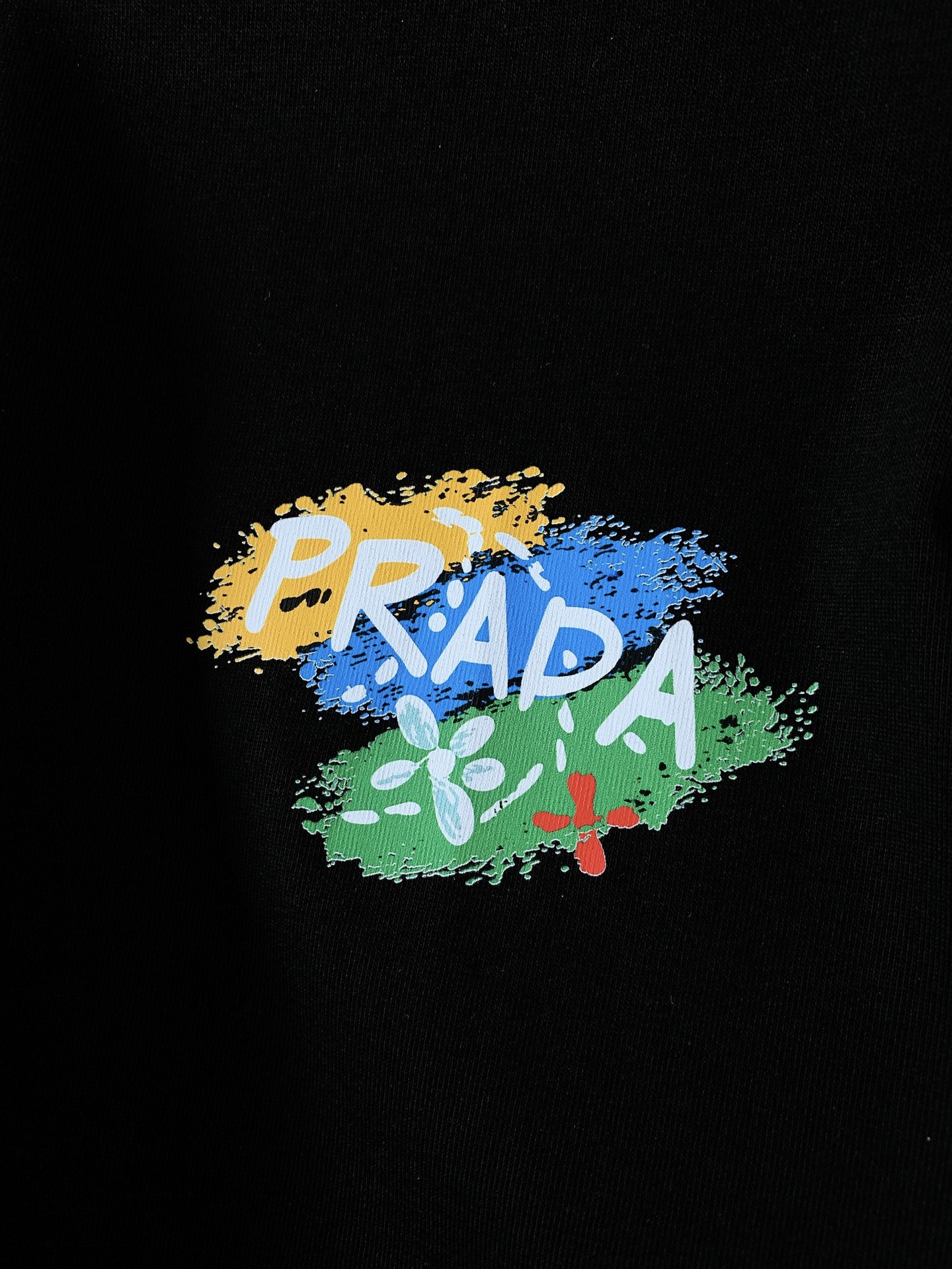 Prada 普拉达 2026SS春夏新品  彩色涂鸦印花短袖T恤👕甄选厚实透气的高支纯棉面料，触感软糯扎实，上身垂坠感出