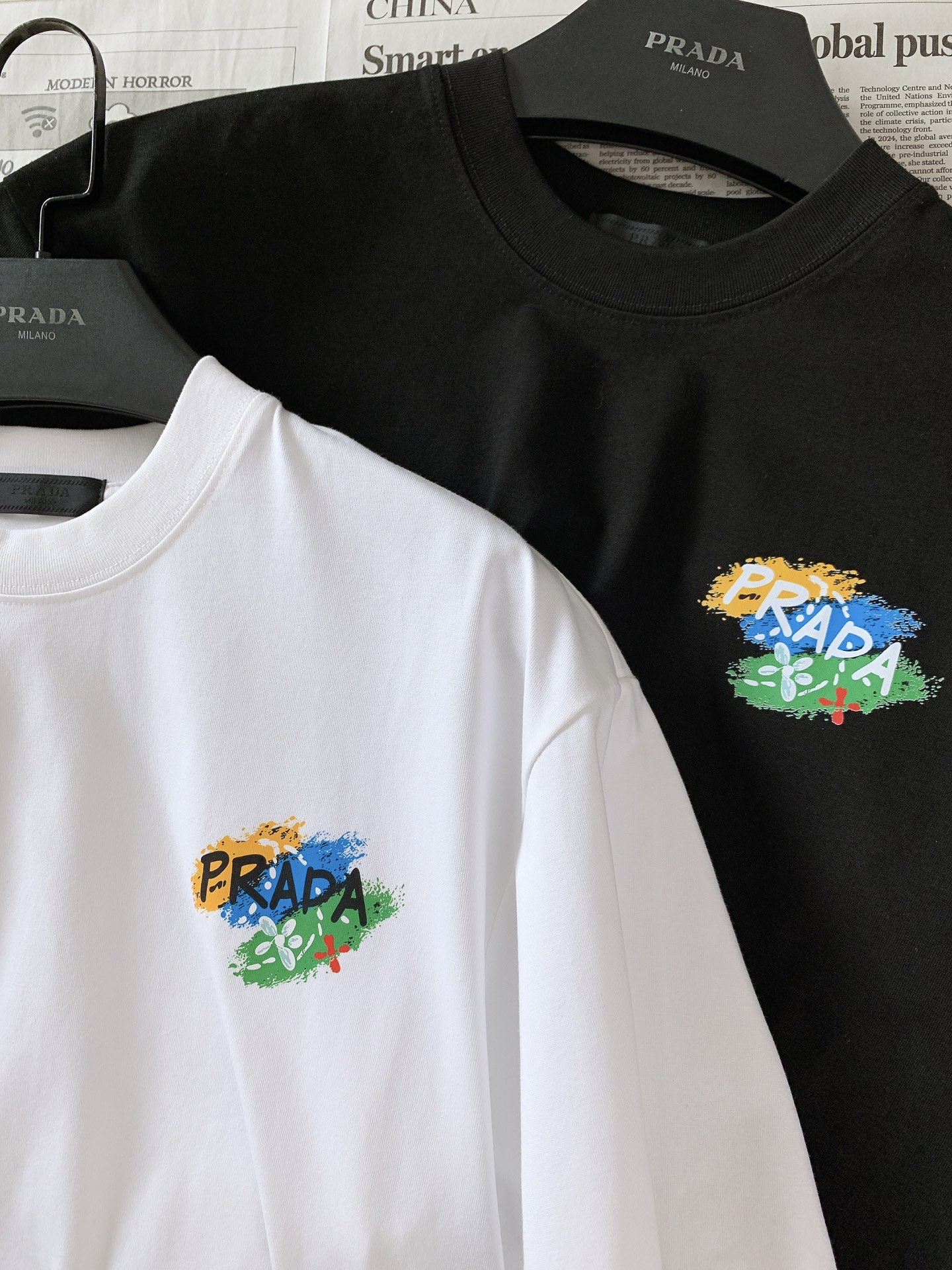 Prada 普拉达 2026SS春夏新品  彩色涂鸦印花短袖T恤👕甄选厚实透气的高支纯棉面料，触感软糯扎实，上身垂坠感出