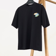 Prada 普拉达 2026SS春夏新品 彩色涂鸦印花短袖T恤👕甄选厚实透气的高支纯棉面料,触感软糯扎实,上身垂坠感出 Prada 普拉达 2026SS春夏新品 彩色涂鸦印花短袖T恤👕甄选厚实透气的高支纯棉面料,触感软糯扎实,上身垂坠感出