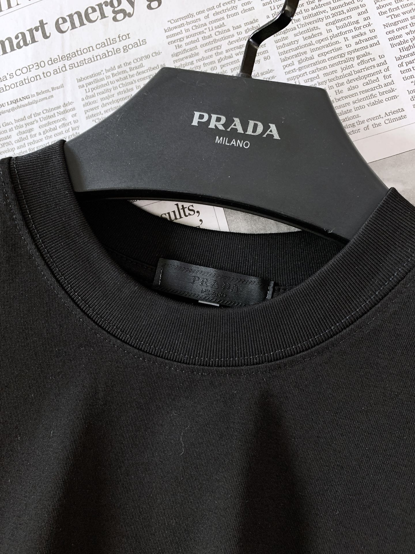 Prada 普拉达 2026SS春夏新品  彩色涂鸦印花短袖T恤👕甄选厚实透气的高支纯棉面料，触感软糯扎实，上身垂坠感出