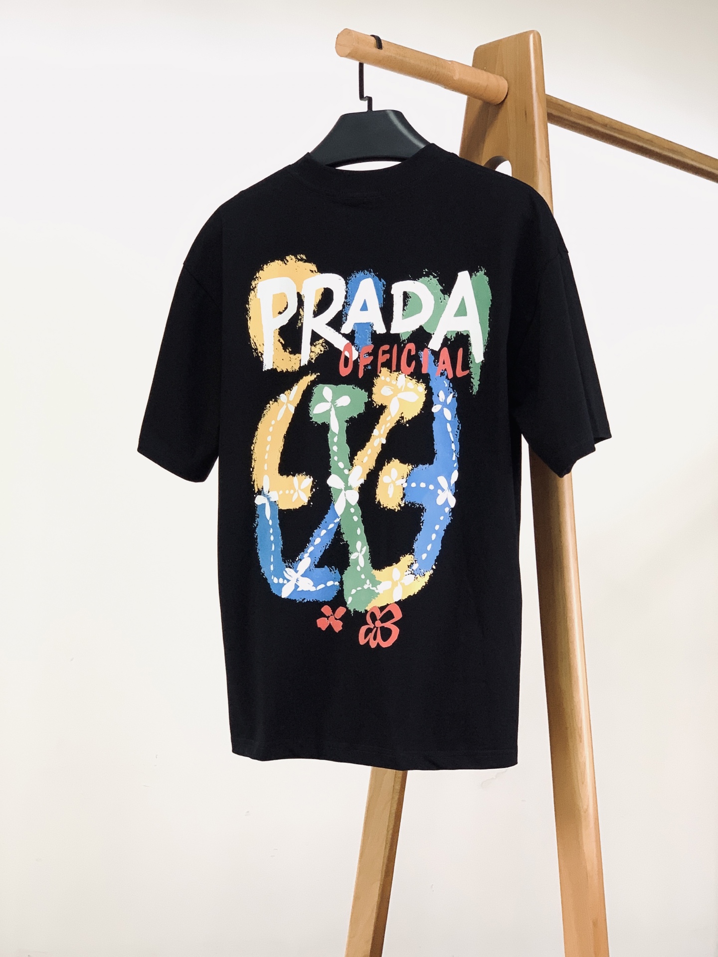 Prada 普拉达 2026SS春夏新品  彩色涂鸦印花短袖T恤👕甄选厚实透气的高支纯棉面料，触感软糯扎实，上身垂坠感出
