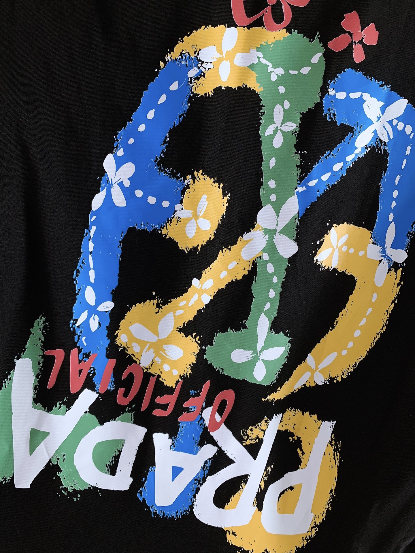Prada 普拉达 2026SS春夏新品  彩色涂鸦印花短袖T恤👕甄选厚实透气的高支纯棉面料，触感软糯扎实，上身垂坠感出