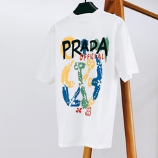 Prada 普拉达 2026SS春夏新品 彩色涂鸦印花短袖T恤👕甄选厚实透气的高支纯棉面料,触感软糯扎实,上身垂坠感出 Prada 普拉达 2026SS春夏新品 彩色涂鸦印花短袖T恤👕甄选厚实透气的高支纯棉面料,触感软糯扎实,上身垂坠感出