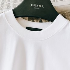 Prada 普拉达 2026SS春夏新品 彩色涂鸦印花短袖T恤👕甄选厚实透气的高支纯棉面料,触感软糯扎实,上身垂坠感出 Prada 普拉达 2026SS春夏新品 彩色涂鸦印花短袖T恤👕甄选厚实透气的高支纯棉面料,触感软糯扎实,上身垂坠感出