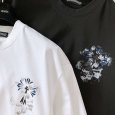 Chrome Hearts 克罗心 2026SS春夏新品 水墨蓝十字短袖T恤👕重磅厚实纯棉面料,触感扎实透气,上身挺括 Chrome Hearts 克罗心 2026SS春夏新品 水墨蓝十字短袖T恤👕重磅厚实纯棉面料,触感扎实透气,上身挺括