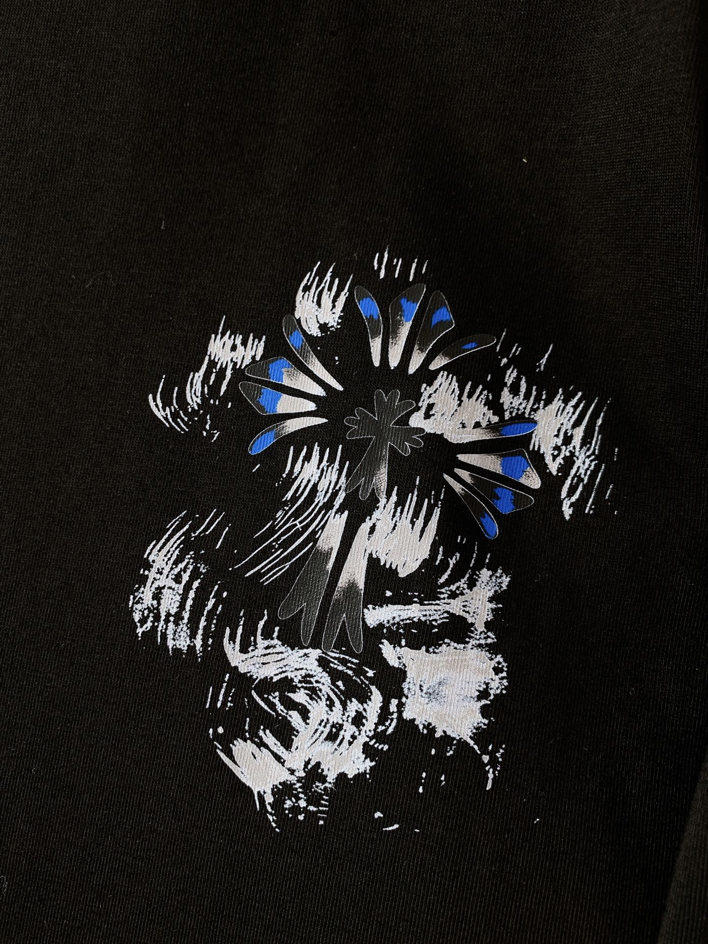 Chrome Hearts 克罗心 2026SS春夏新品 水墨蓝十字短袖T恤👕重磅厚实纯棉面料,触感扎实透气,上身挺括 Chrome Hearts 克罗心 2026SS春夏新品 水墨蓝十字短袖T恤👕重磅厚实纯棉面料,触感扎实透气,上身挺括