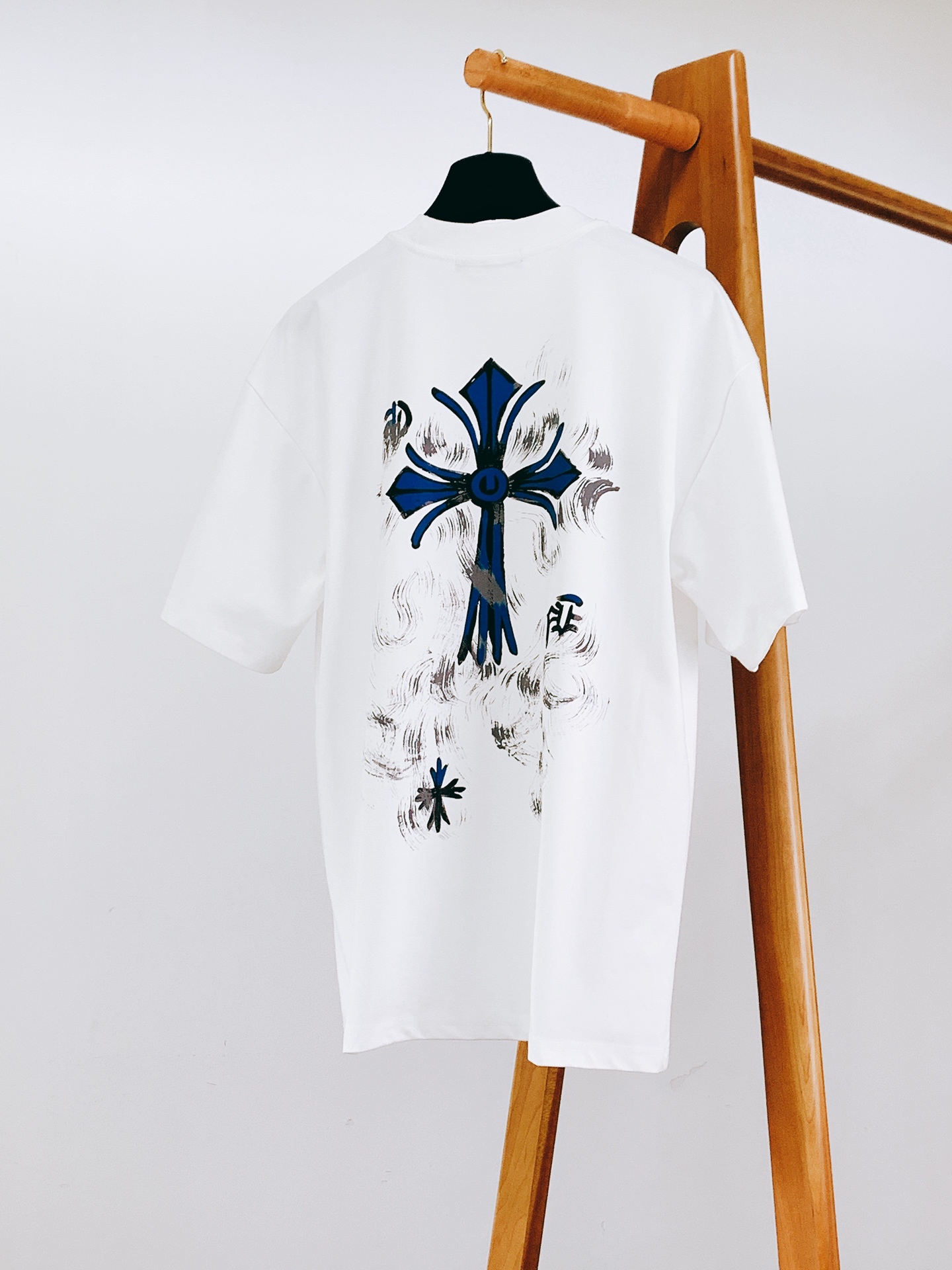 Chrome Hearts 克罗心 2026SS春夏新品 水墨蓝十字短袖T恤👕重磅厚实纯棉面料,触感扎实透气,上身挺括 Chrome Hearts 克罗心 2026SS春夏新品 水墨蓝十字短袖T恤👕重磅厚实纯棉面料,触感扎实透气,上身挺括