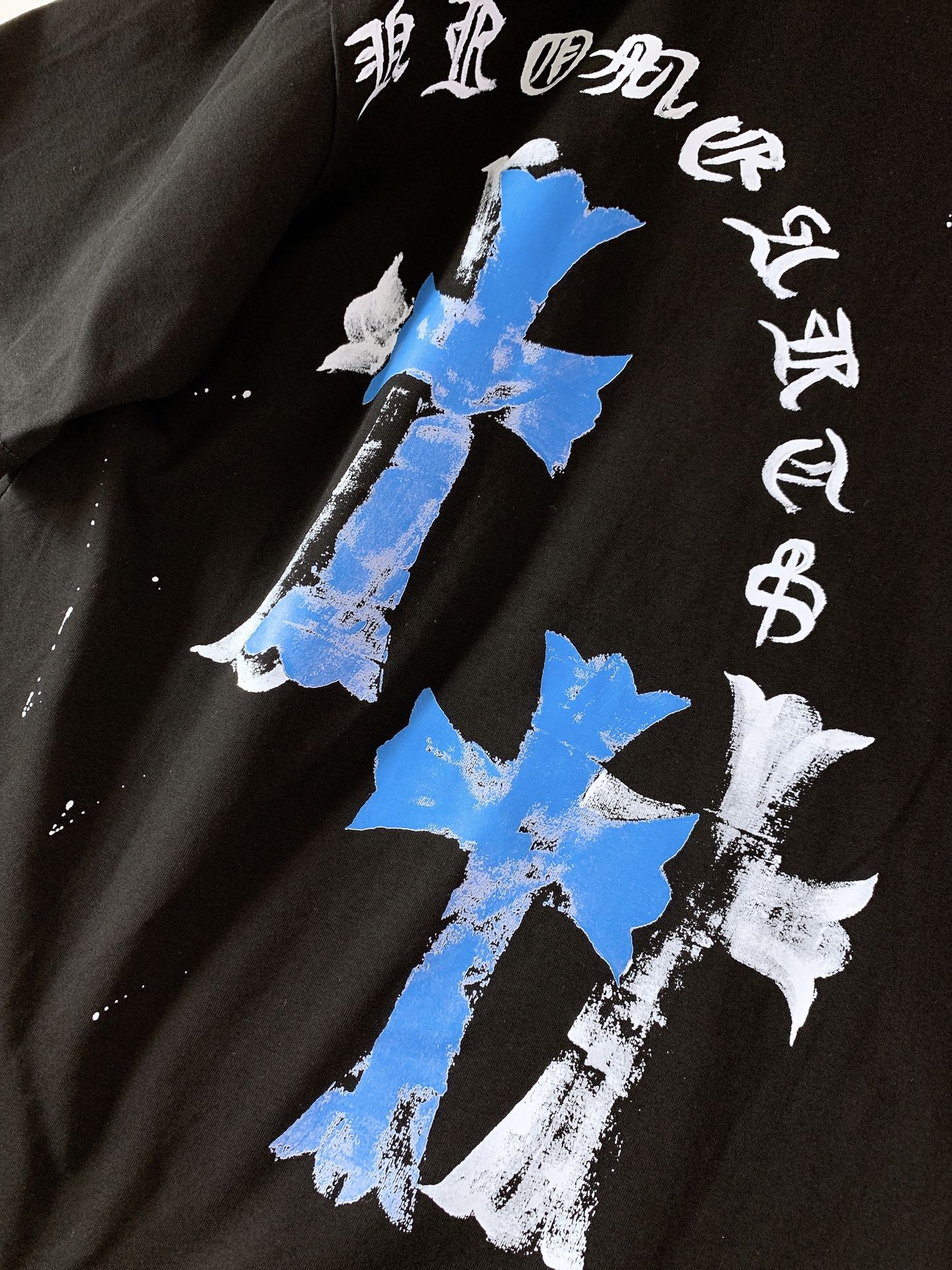 Chrome Hearts 克罗心 2026SS春夏新品 蓝十字架印花短袖👕甄选高克重纯棉面料打造,触感柔软扎实,上身 Chrome Hearts 克罗心 2026SS春夏新品 蓝十字架印花短袖👕甄选高克重纯棉面料打造,触感柔软扎实,上身