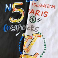 LouisVuitton 路易威登 2026SS春夏新品 涂鸦印花短袖T恤👕甄选高支厚实棉质面料打造,触感柔软细腻,上身 LouisVuitton 路易威登 2026SS春夏新品 涂鸦印花短袖T恤👕甄选高支厚实棉质面料打造,触感柔软细腻,上身