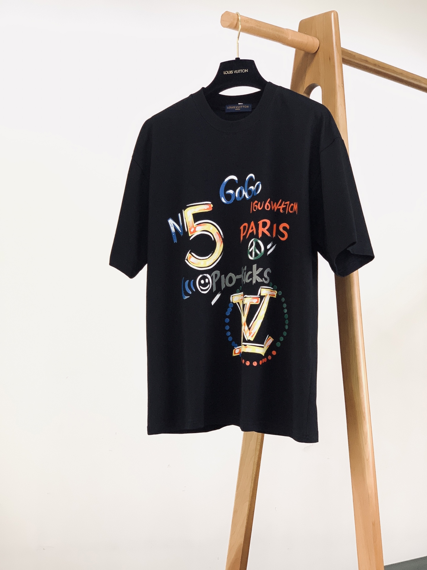 LouisVuitton 路易威登 2026SS春夏新品 涂鸦印花短袖T恤👕甄选高支厚实棉质面料打造，触感柔软细腻，上身