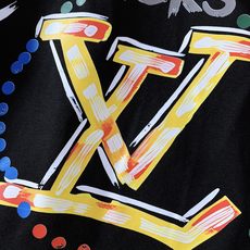LouisVuitton 路易威登 2026SS春夏新品 涂鸦印花短袖T恤👕甄选高支厚实棉质面料打造,触感柔软细腻,上身 LouisVuitton 路易威登 2026SS春夏新品 涂鸦印花短袖T恤👕甄选高支厚实棉质面料打造,触感柔软细腻,上身