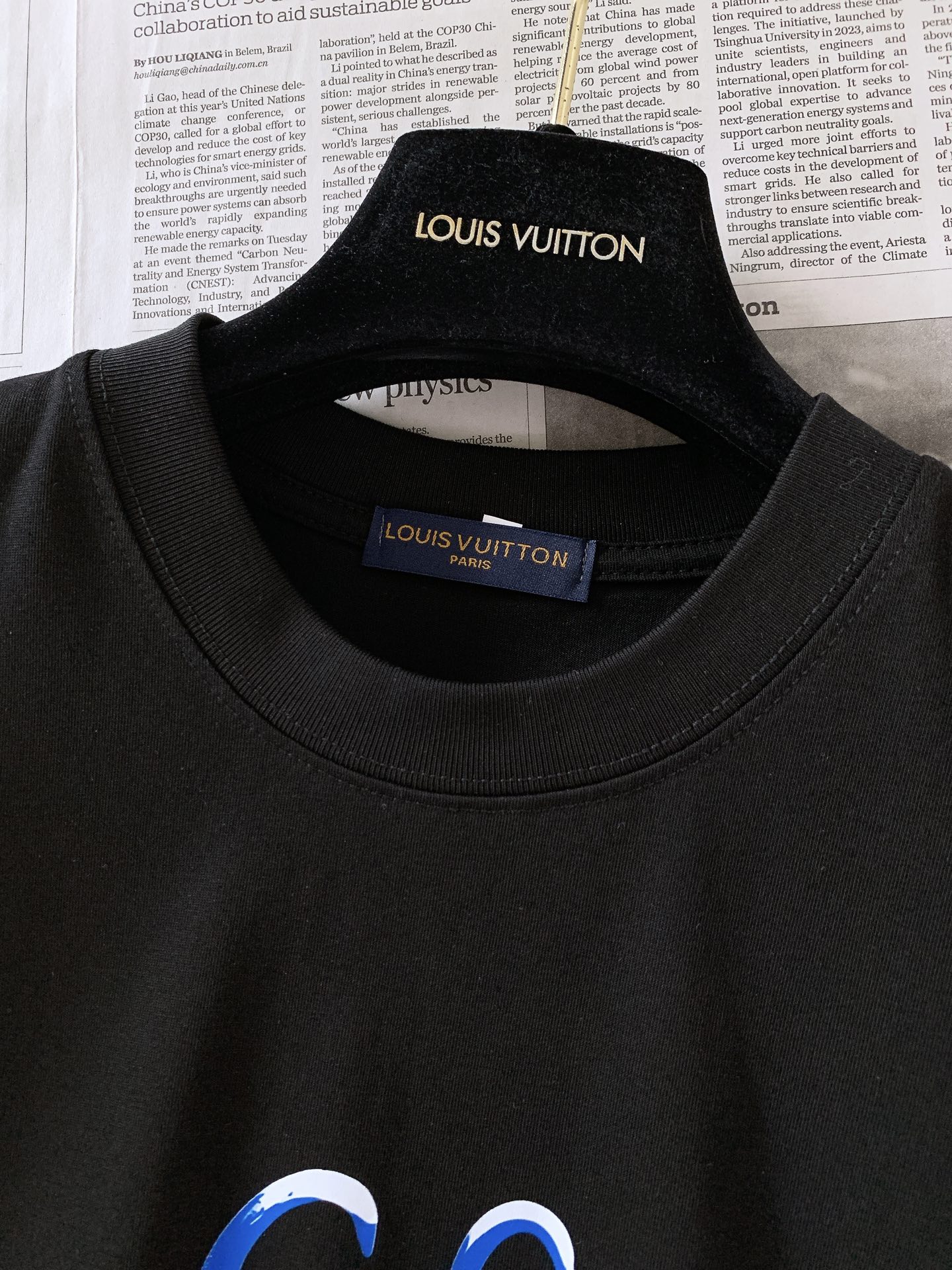 LouisVuitton 路易威登 2026SS春夏新品 涂鸦印花短袖T恤👕甄选高支厚实棉质面料打造,触感柔软细腻,上身 LouisVuitton 路易威登 2026SS春夏新品 涂鸦印花短袖T恤👕甄选高支厚实棉质面料打造,触感柔软细腻,上身