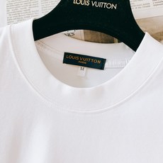LouisVuitton 路易威登 2026SS春夏新品 涂鸦印花短袖T恤👕甄选高支厚实棉质面料打造,触感柔软细腻,上身 LouisVuitton 路易威登 2026SS春夏新品 涂鸦印花短袖T恤👕甄选高支厚实棉质面料打造,触感柔软细腻,上身