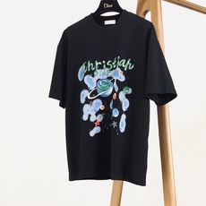 Dior Homme 迪奥·桀傲 2026SS春夏新品 星空星球印花短袖T恤,甄选高支棉质平纹针织面料打造,触感柔软细 Dior Homme 迪奥·桀傲 2026SS春夏新品 星空星球印花短袖T恤,甄选高支棉质平纹针织面料打造,触感柔软细