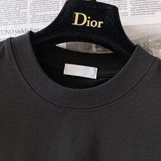 Dior Homme 迪奥·桀傲 2026SS春夏新品 星空星球印花短袖T恤,甄选高支棉质平纹针织面料打造,触感柔软细 Dior Homme 迪奥·桀傲 2026SS春夏新品 星空星球印花短袖T恤,甄选高支棉质平纹针织面料打造,触感柔软细