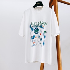 Dior Homme 迪奥·桀傲 2026SS春夏新品 星空星球印花短袖T恤,甄选高支棉质平纹针织面料打造,触感柔软细 Dior Homme 迪奥·桀傲 2026SS春夏新品 星空星球印花短袖T恤,甄选高支棉质平纹针织面料打造,触感柔软细