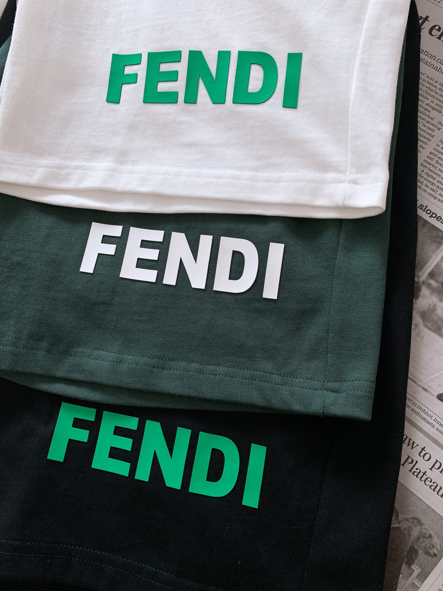 Fendi 芬迪 2026SS春夏新品 休闲五分短裤🩳甄选亲肤透气针织棉质面料,触感柔软细腻,上身舒适不闷汗,适配整个夏 Fendi 芬迪 2026SS春夏新品 休闲五分短裤🩳甄选亲肤透气针织棉质面料,触感柔软细腻,上身舒适不闷汗,适配整个夏