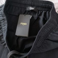 Fendi 芬迪 2026SS春夏新品 休闲五分短裤🩳甄选亲肤透气针织棉质面料,触感柔软细腻,上身舒适不闷汗,适配整个夏 Fendi 芬迪 2026SS春夏新品 休闲五分短裤🩳甄选亲肤透气针织棉质面料,触感柔软细腻,上身舒适不闷汗,适配整个夏