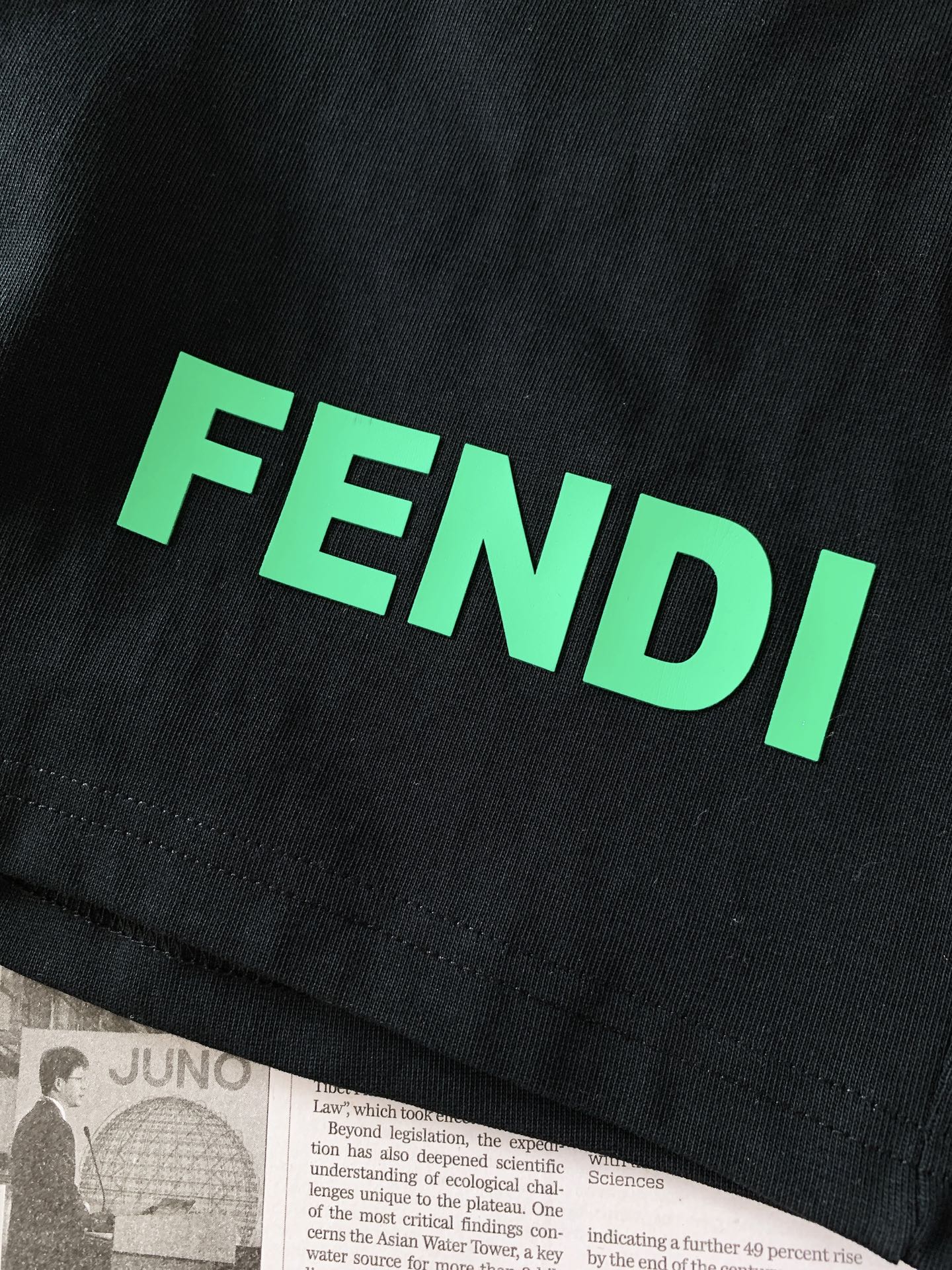 Fendi 芬迪 2026SS春夏新品 休闲五分短裤🩳甄选亲肤透气针织棉质面料,触感柔软细腻,上身舒适不闷汗,适配整个夏 Fendi 芬迪 2026SS春夏新品 休闲五分短裤🩳甄选亲肤透气针织棉质面料,触感柔软细腻,上身舒适不闷汗,适配整个夏