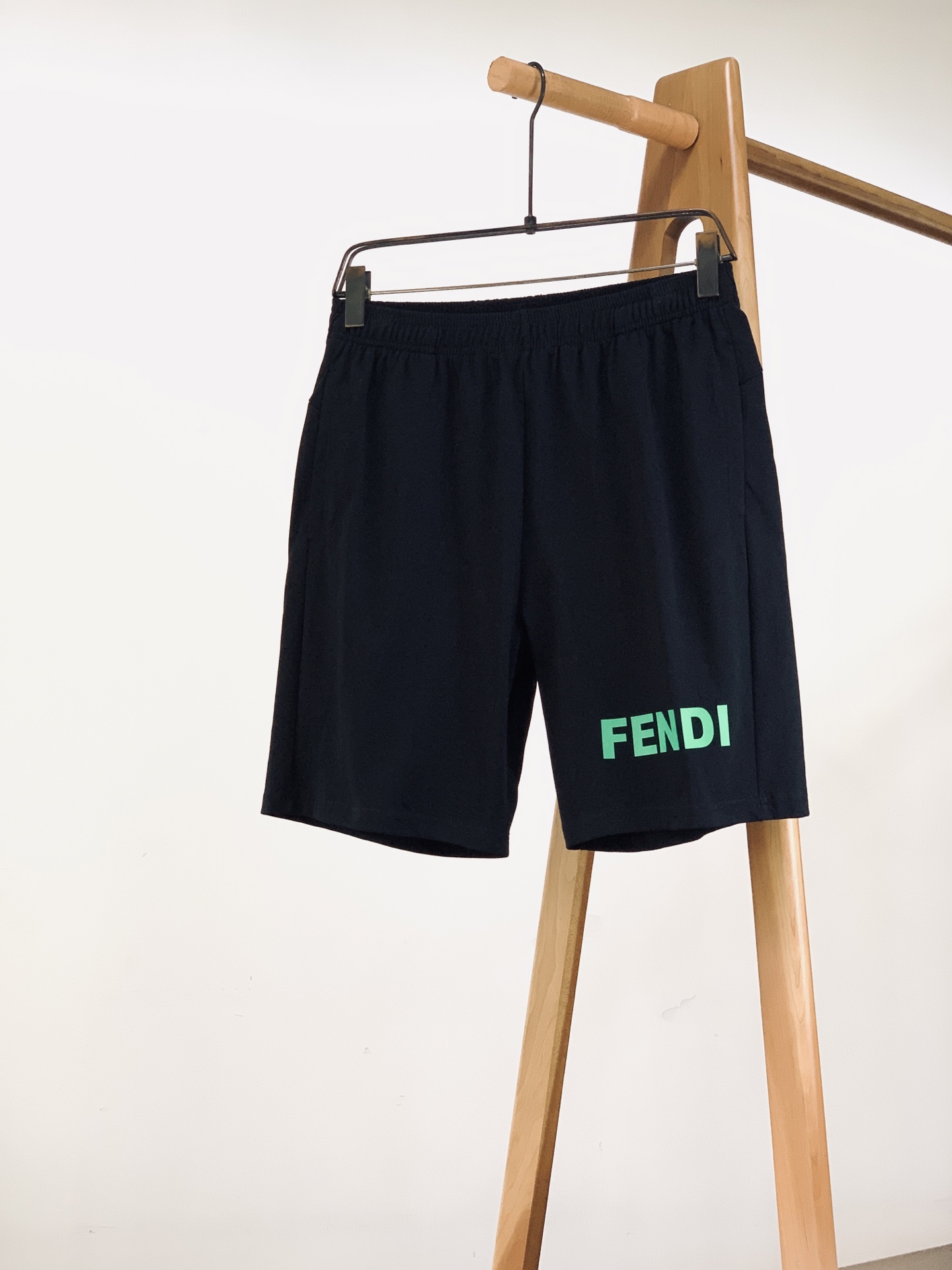Fendi 芬迪 2026SS春夏新品 休闲五分短裤🩳甄选亲肤透气针织棉质面料，触感柔软细腻，上身舒适不闷汗，适配整个夏