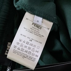 Fendi 芬迪 2026SS春夏新品 休闲五分短裤🩳甄选亲肤透气针织棉质面料,触感柔软细腻,上身舒适不闷汗,适配整个夏 Fendi 芬迪 2026SS春夏新品 休闲五分短裤🩳甄选亲肤透气针织棉质面料,触感柔软细腻,上身舒适不闷汗,适配整个夏