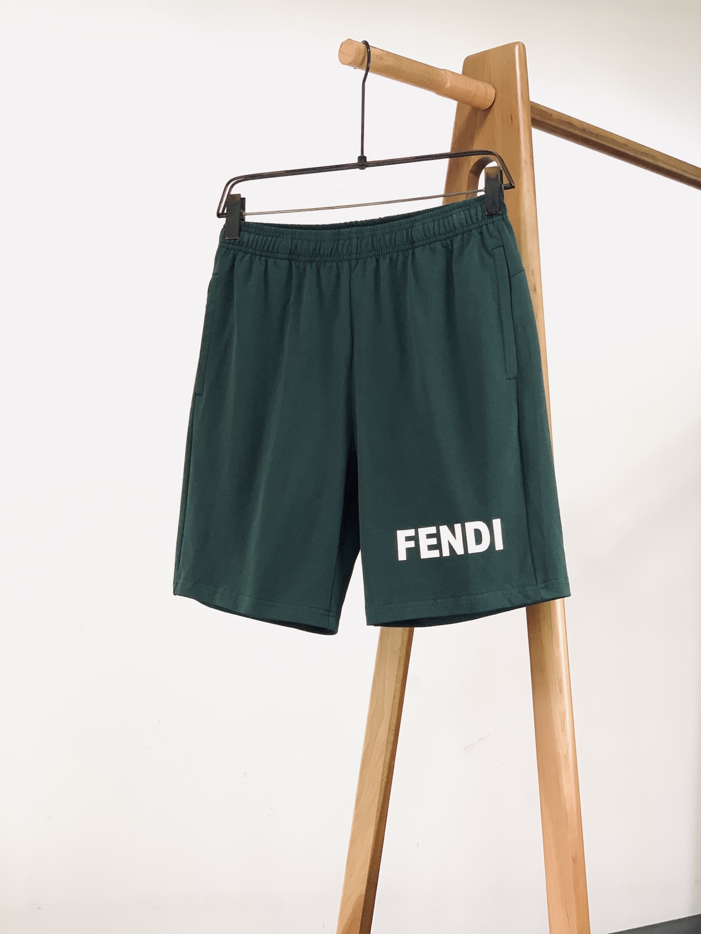 Fendi 芬迪 2026SS春夏新品 休闲五分短裤🩳甄选亲肤透气针织棉质面料，触感柔软细腻，上身舒适不闷汗，适配整个夏