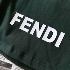 Fendi 芬迪 2026SS春夏新品 休闲五分短裤🩳甄选亲肤透气针织棉质面料,触感柔软细腻,上身舒适不闷汗,适配整个夏 Fendi 芬迪 2026SS春夏新品 休闲五分短裤🩳甄选亲肤透气针织棉质面料,触感柔软细腻,上身舒适不闷汗,适配整个夏