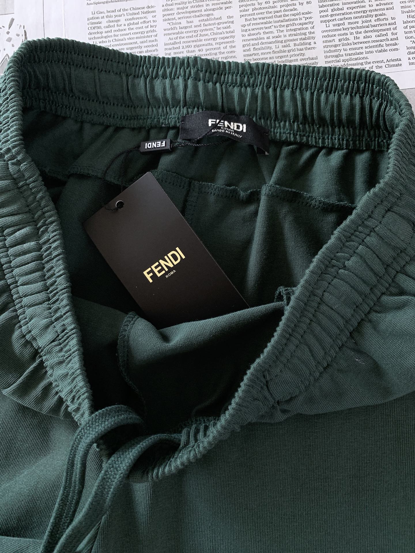 Fendi 芬迪 2026SS春夏新品 休闲五分短裤🩳甄选亲肤透气针织棉质面料,触感柔软细腻,上身舒适不闷汗,适配整个夏 Fendi 芬迪 2026SS春夏新品 休闲五分短裤🩳甄选亲肤透气针织棉质面料,触感柔软细腻,上身舒适不闷汗,适配整个夏