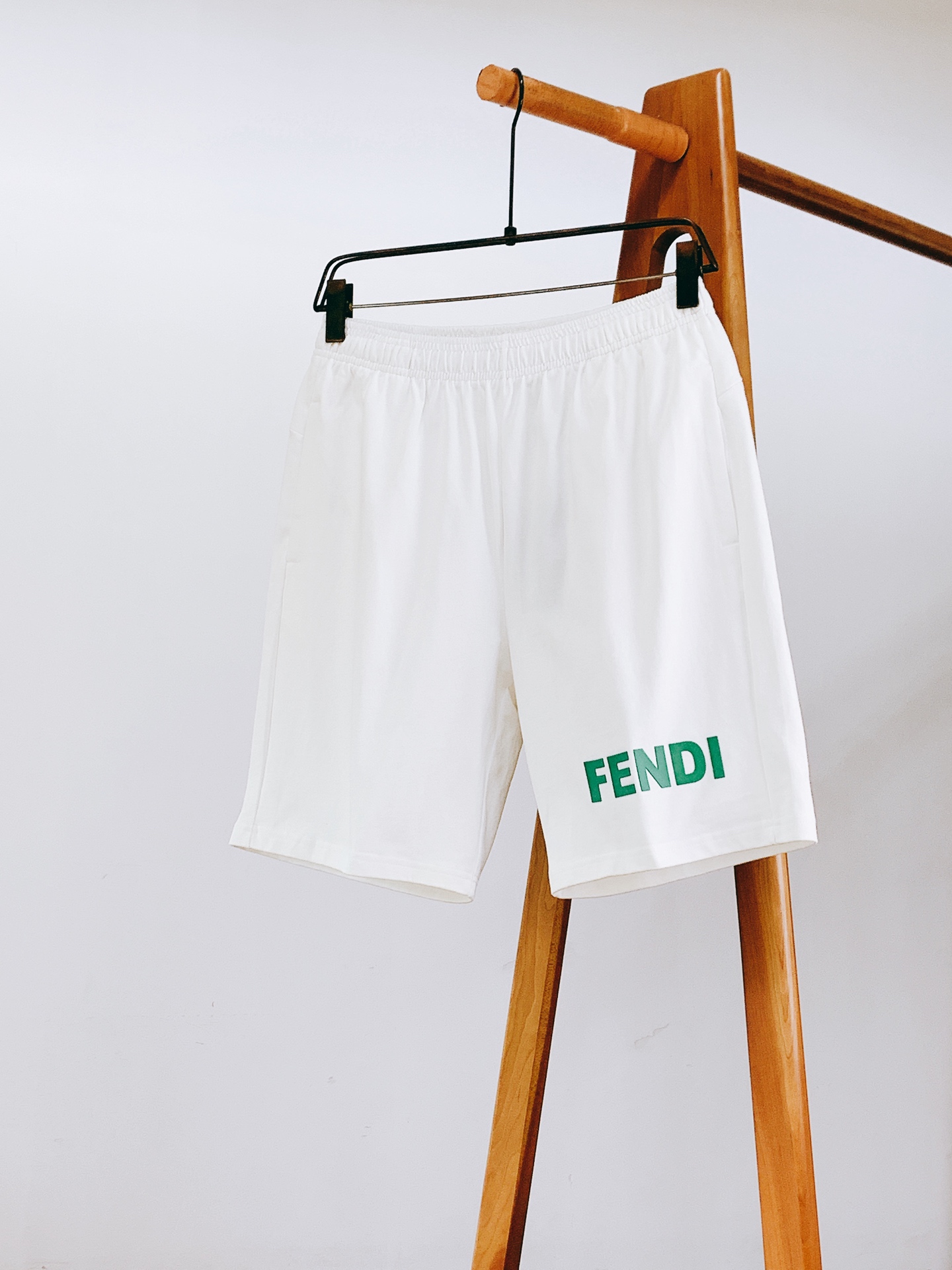 Fendi 芬迪 2026SS春夏新品 休闲五分短裤🩳甄选亲肤透气针织棉质面料，触感柔软细腻，上身舒适不闷汗，适配整个夏