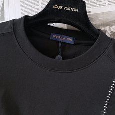 LouisVuitton 路易威登 2026SS春夏新品 简约圆领短袖T恤,甄选高支重磅针织棉质面料,触感细腻顺滑,上 LouisVuitton 路易威登 2026SS春夏新品 简约圆领短袖T恤,甄选高支重磅针织棉质面料,触感细腻顺滑,上