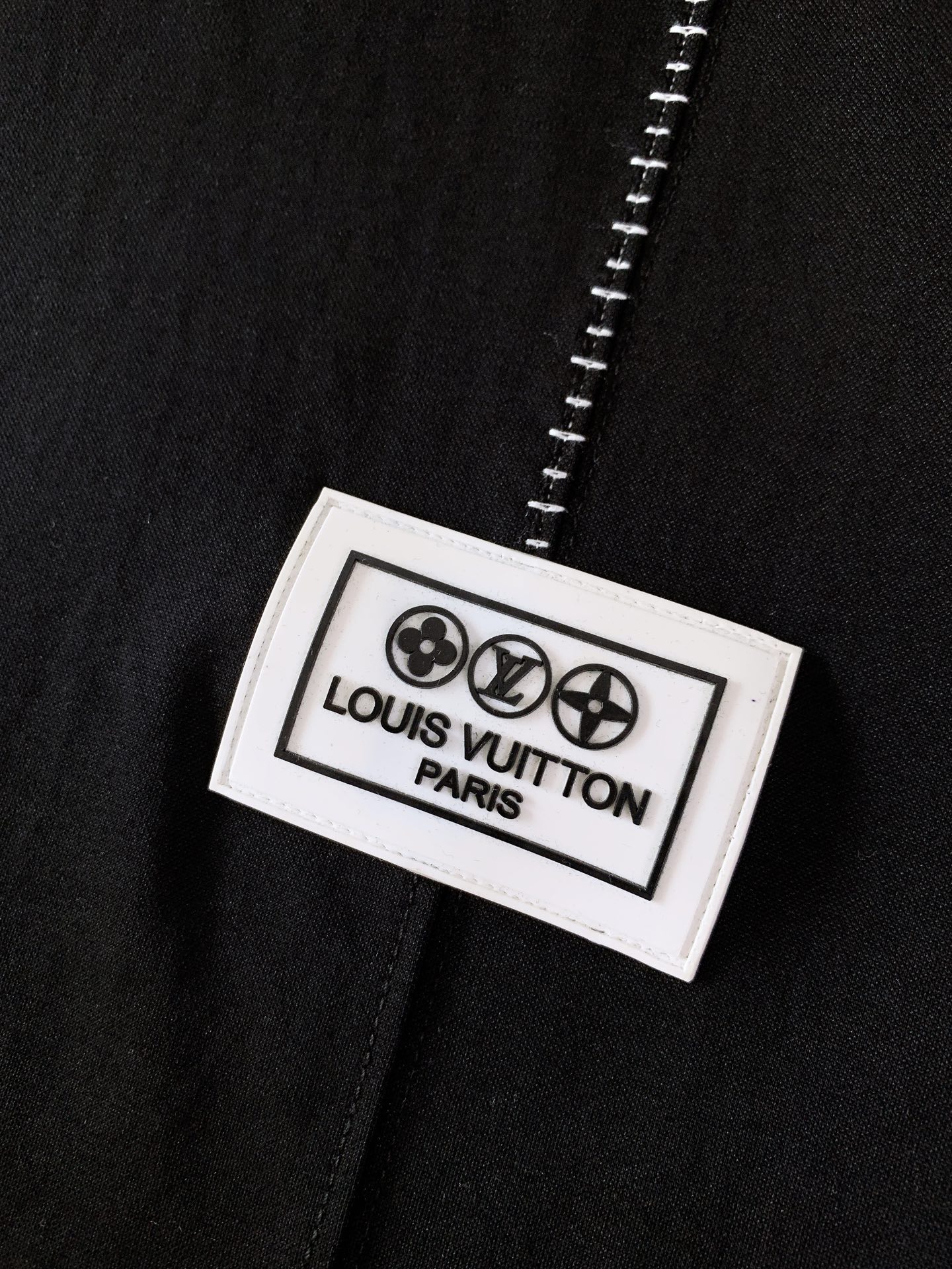 LouisVuitton 路易威登 2026SS春夏新品 简约圆领短袖T恤,甄选高支重磅针织棉质面料,触感细腻顺滑,上 LouisVuitton 路易威登 2026SS春夏新品 简约圆领短袖T恤,甄选高支重磅针织棉质面料,触感细腻顺滑,上