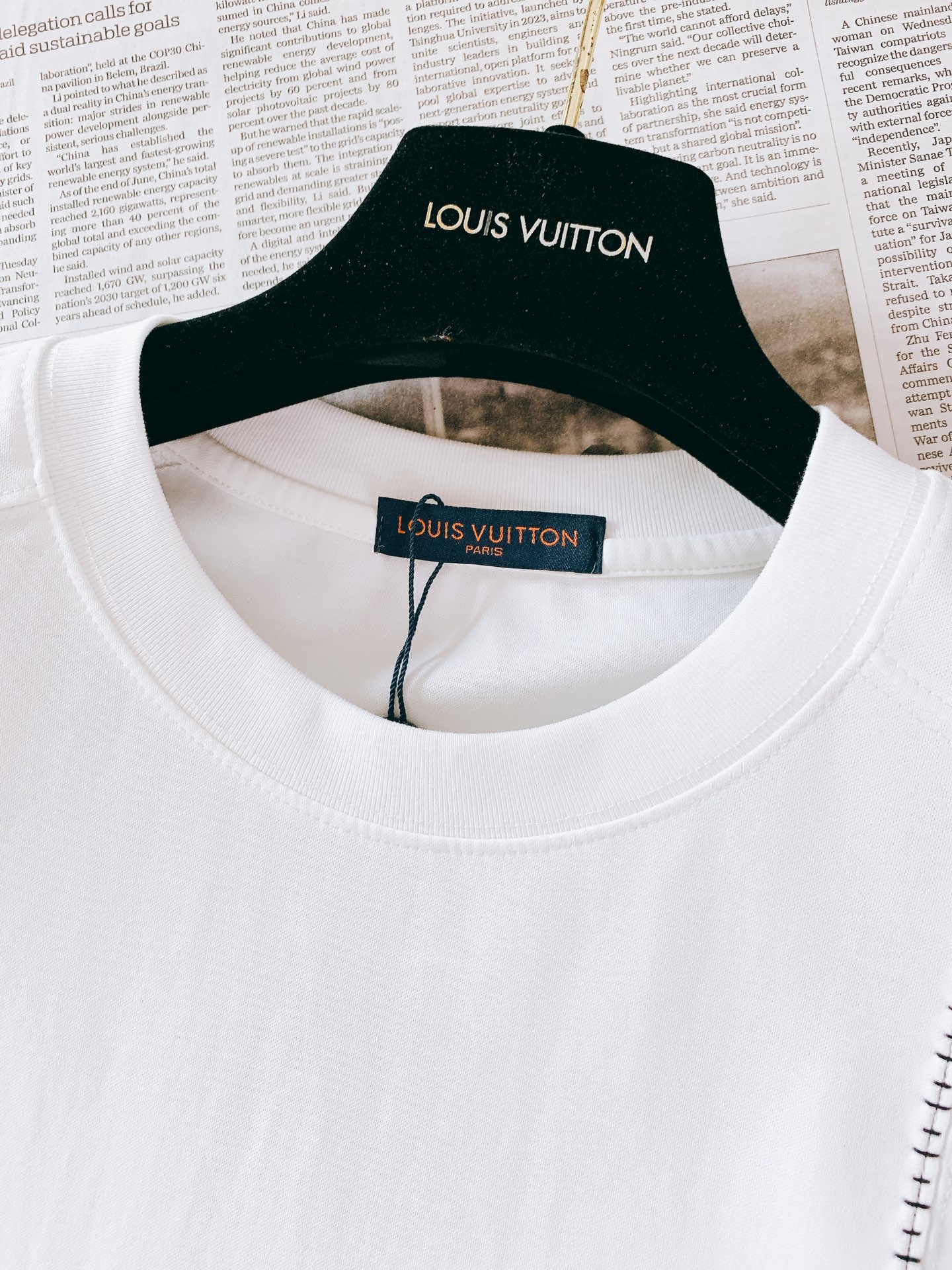 LouisVuitton 路易威登 2026SS春夏新品 简约圆领短袖T恤,甄选高支重磅针织棉质面料,触感细腻顺滑,上 LouisVuitton 路易威登 2026SS春夏新品 简约圆领短袖T恤,甄选高支重磅针织棉质面料,触感细腻顺滑,上