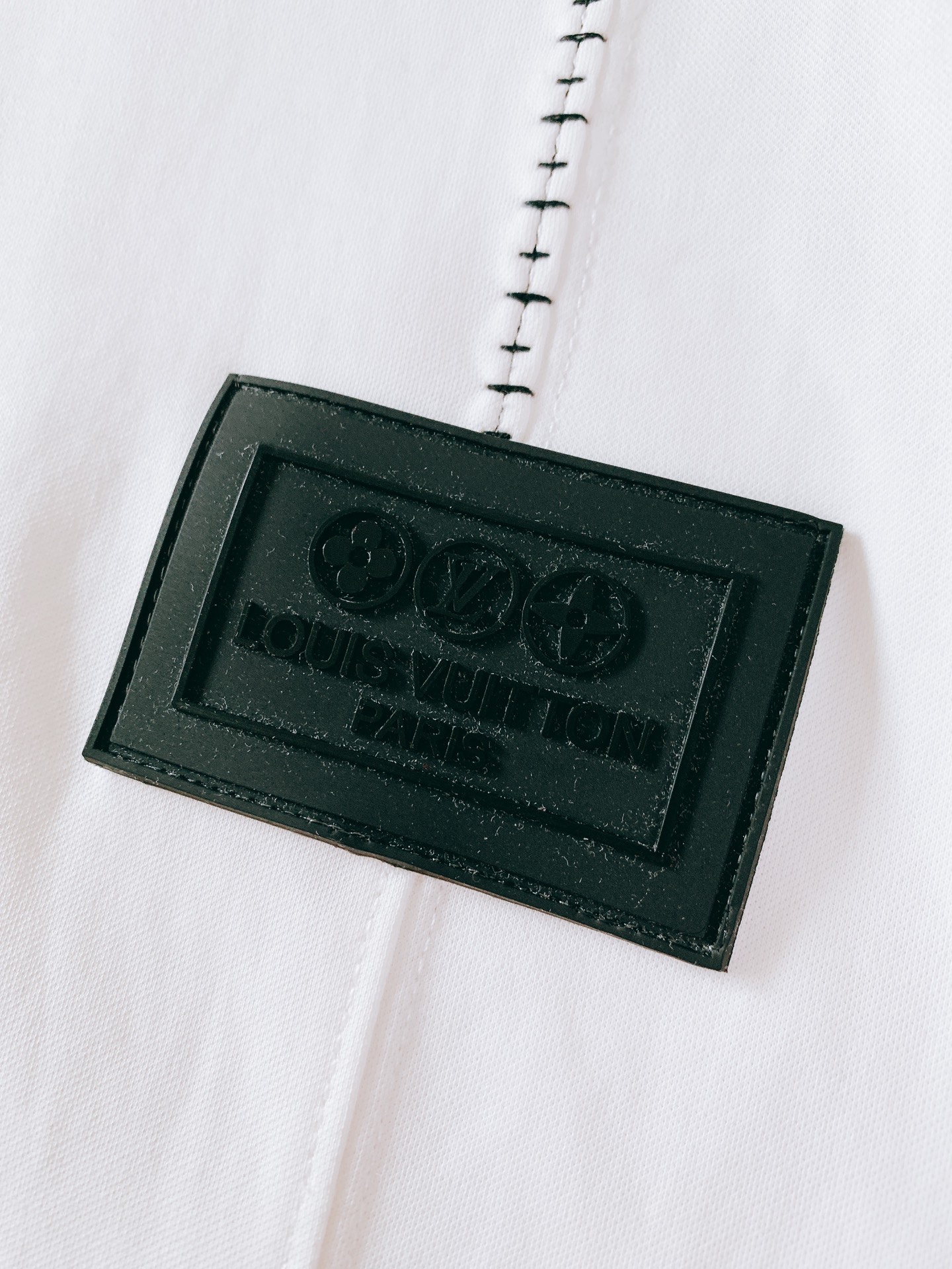 LouisVuitton 路易威登 2026SS春夏新品 简约圆领短袖T恤,甄选高支重磅针织棉质面料,触感细腻顺滑,上 LouisVuitton 路易威登 2026SS春夏新品 简约圆领短袖T恤,甄选高支重磅针织棉质面料,触感细腻顺滑,上