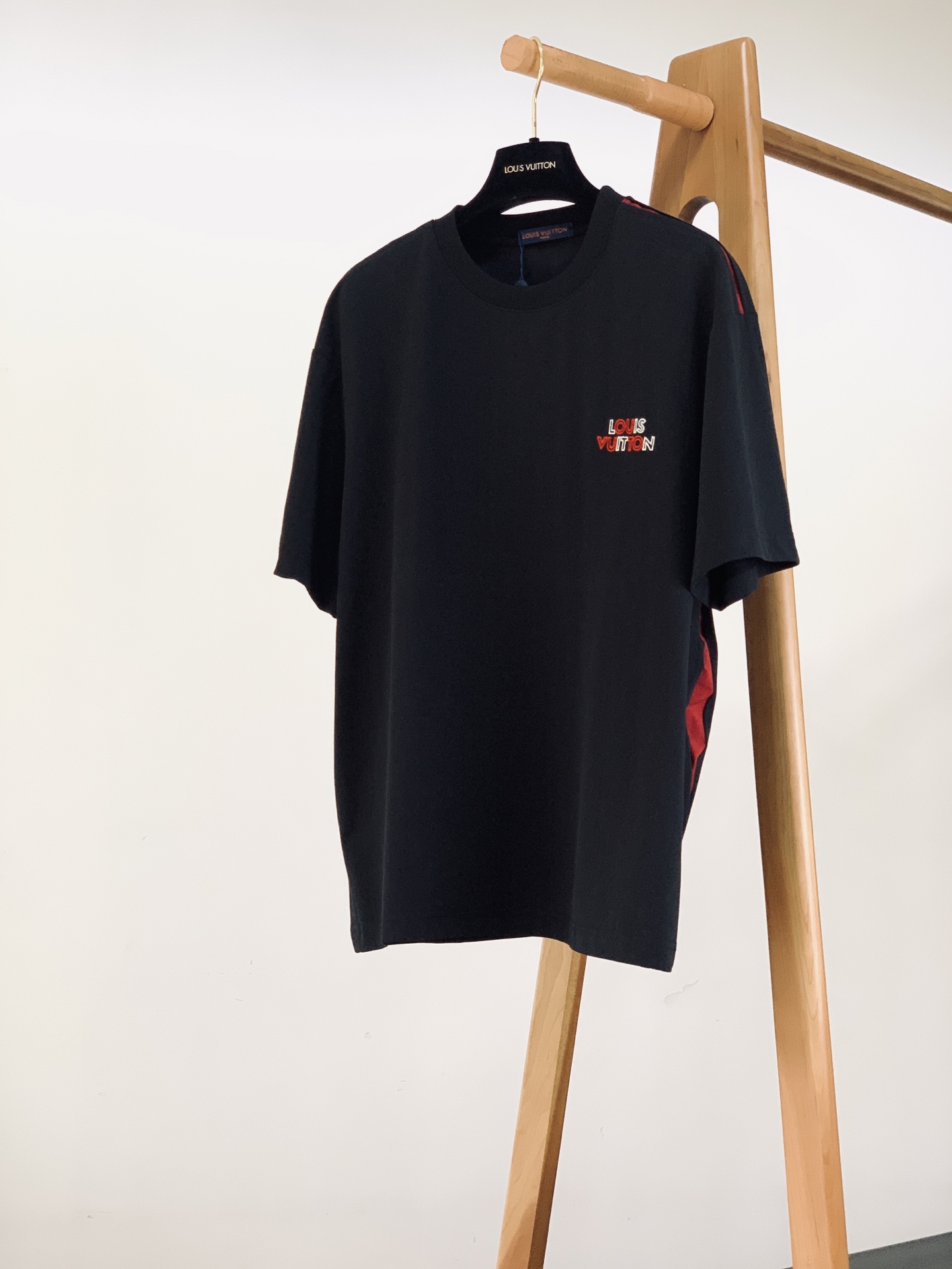 LouisVuitton 路易威登 2026SS春夏新品  彩色刺绣字母短袖T恤👕甄选厚实亲肤的高支棉质面料，触感柔软透
