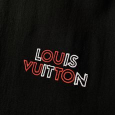 LouisVuitton 路易威登 2026SS春夏新品 彩色刺绣字母短袖T恤👕甄选厚实亲肤的高支棉质面料,触感柔软透 LouisVuitton 路易威登 2026SS春夏新品 彩色刺绣字母短袖T恤👕甄选厚实亲肤的高支棉质面料,触感柔软透