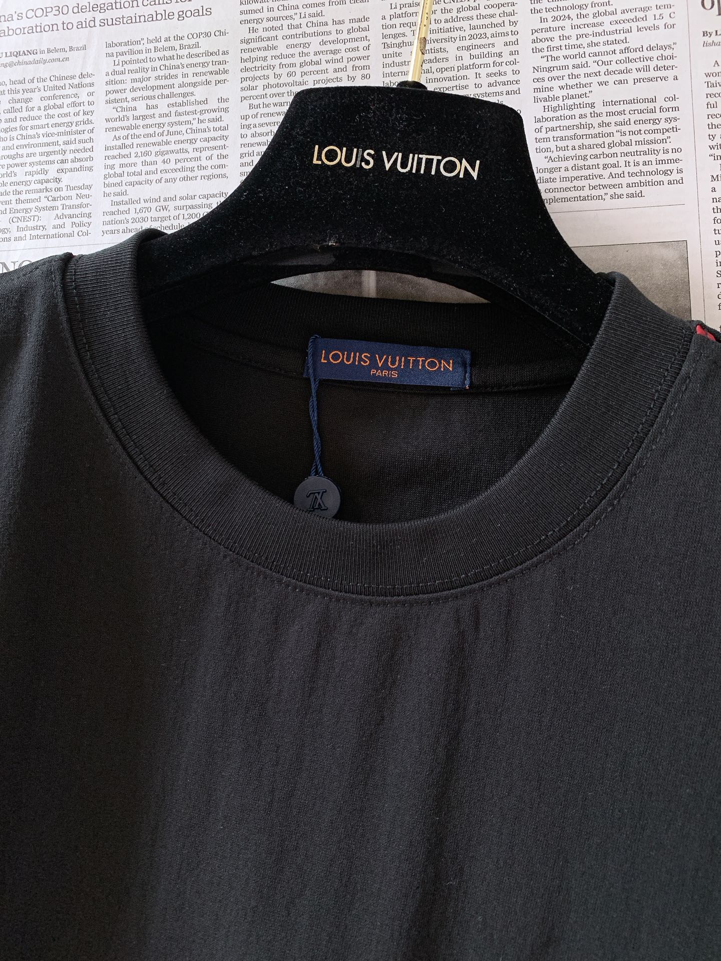 LouisVuitton 路易威登 2026SS春夏新品 彩色刺绣字母短袖T恤👕甄选厚实亲肤的高支棉质面料,触感柔软透 LouisVuitton 路易威登 2026SS春夏新品 彩色刺绣字母短袖T恤👕甄选厚实亲肤的高支棉质面料,触感柔软透