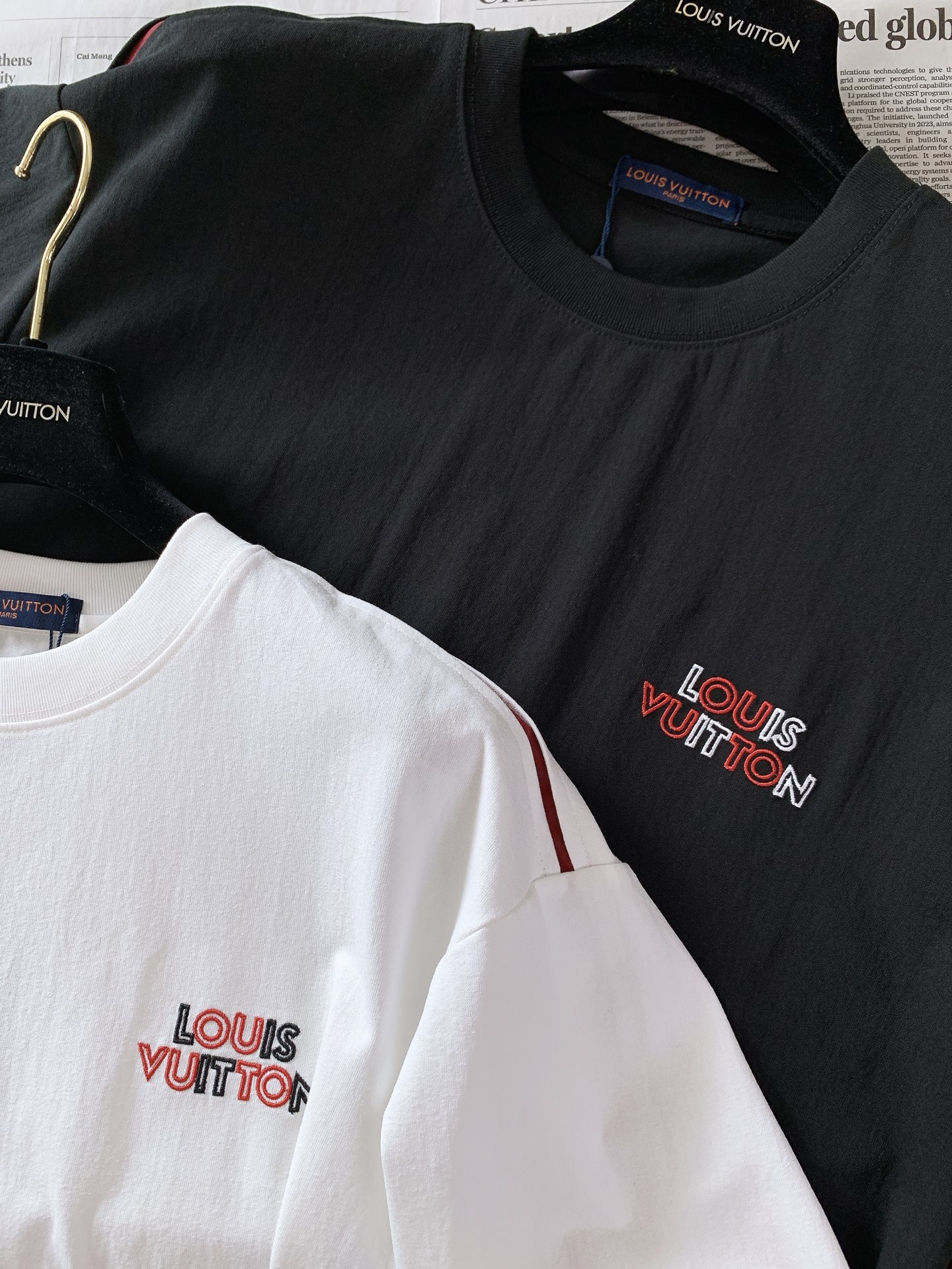 LouisVuitton 路易威登 2026SS春夏新品 彩色刺绣字母短袖T恤👕甄选厚实亲肤的高支棉质面料,触感柔软透 LouisVuitton 路易威登 2026SS春夏新品 彩色刺绣字母短袖T恤👕甄选厚实亲肤的高支棉质面料,触感柔软透