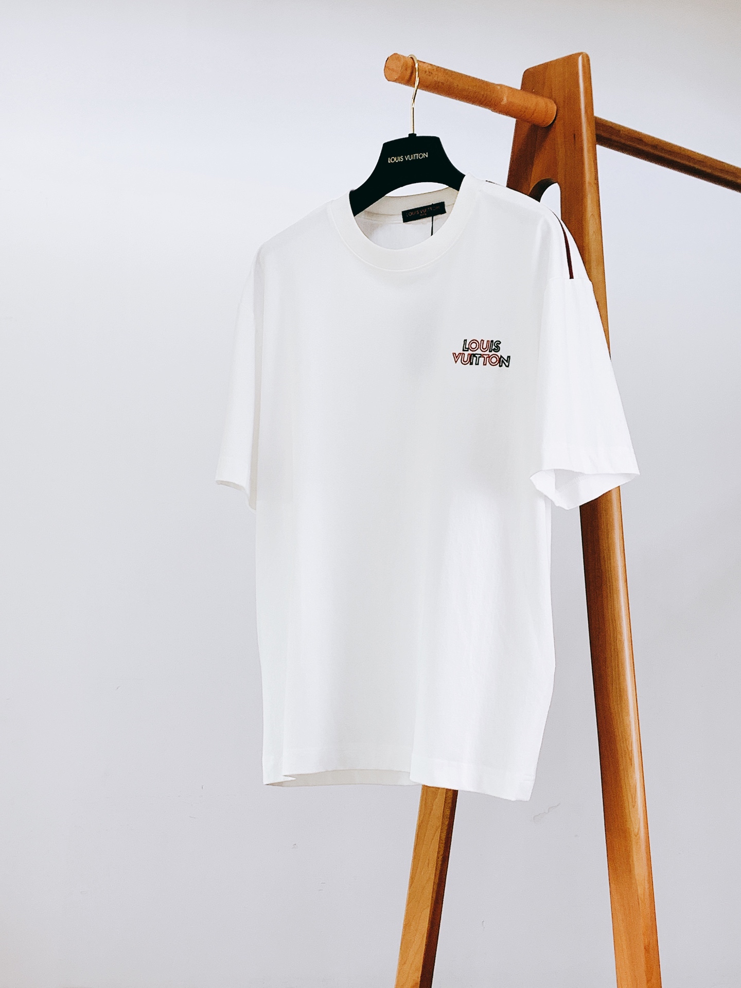 LouisVuitton 路易威登 2026SS春夏新品  彩色刺绣字母短袖T恤👕甄选厚实亲肤的高支棉质面料，触感柔软透
