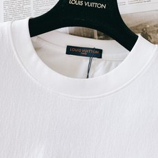 LouisVuitton 路易威登 2026SS春夏新品 彩色刺绣字母短袖T恤👕甄选厚实亲肤的高支棉质面料,触感柔软透 LouisVuitton 路易威登 2026SS春夏新品 彩色刺绣字母短袖T恤👕甄选厚实亲肤的高支棉质面料,触感柔软透