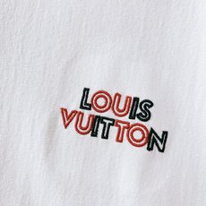 LouisVuitton 路易威登 2026SS春夏新品 彩色刺绣字母短袖T恤👕甄选厚实亲肤的高支棉质面料,触感柔软透 LouisVuitton 路易威登 2026SS春夏新品 彩色刺绣字母短袖T恤👕甄选厚实亲肤的高支棉质面料,触感柔软透