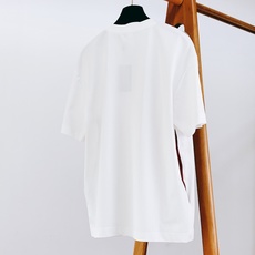 LouisVuitton 路易威登 2026SS春夏新品 彩色刺绣字母短袖T恤👕甄选厚实亲肤的高支棉质面料,触感柔软透 LouisVuitton 路易威登 2026SS春夏新品 彩色刺绣字母短袖T恤👕甄选厚实亲肤的高支棉质面料,触感柔软透