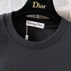 Dior Homme 迪奥·桀傲 2026SS春夏新品 新款闪钻蜜蜂刺绣短袖T恤,甄选定制褶皱肌理棉质面料,触感柔和透 Dior Homme 迪奥·桀傲 2026SS春夏新品 新款闪钻蜜蜂刺绣短袖T恤,甄选定制褶皱肌理棉质面料,触感柔和透