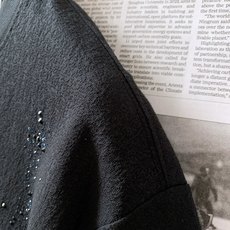 Dior Homme 迪奥·桀傲 2026SS春夏新品 新款闪钻蜜蜂刺绣短袖T恤,甄选定制褶皱肌理棉质面料,触感柔和透 Dior Homme 迪奥·桀傲 2026SS春夏新品 新款闪钻蜜蜂刺绣短袖T恤,甄选定制褶皱肌理棉质面料,触感柔和透