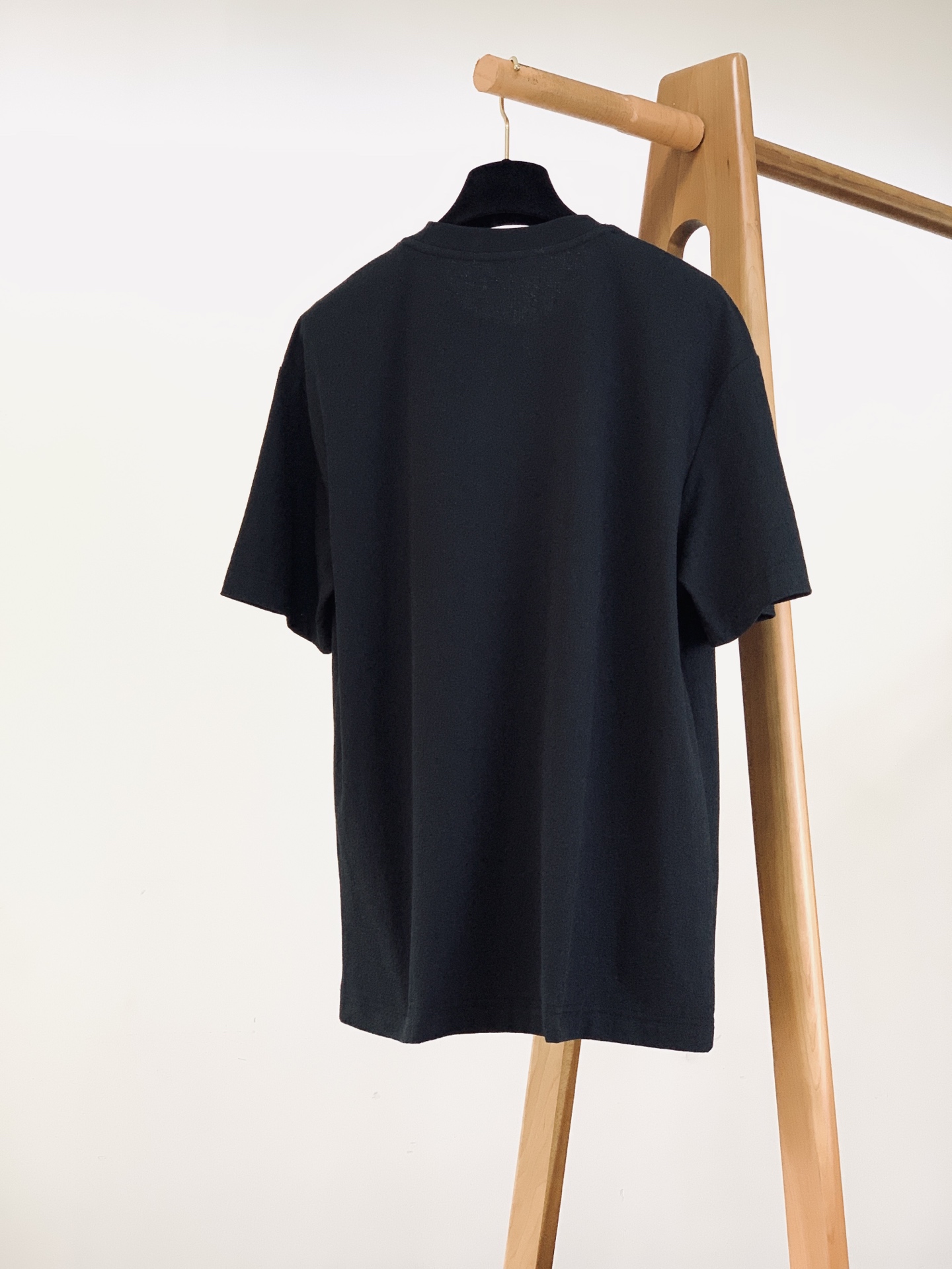 Dior Homme 迪奥·桀傲 2026SS春夏新品 新款闪钻蜜蜂刺绣短袖T恤,甄选定制褶皱肌理棉质面料,触感柔和透 Dior Homme 迪奥·桀傲 2026SS春夏新品 新款闪钻蜜蜂刺绣短袖T恤,甄选定制褶皱肌理棉质面料,触感柔和透