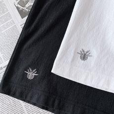 Dior Homme 迪奥·桀傲 2026SS春夏新品 新款闪钻蜜蜂刺绣短袖T恤,甄选定制褶皱肌理棉质面料,触感柔和透 Dior Homme 迪奥·桀傲 2026SS春夏新品 新款闪钻蜜蜂刺绣短袖T恤,甄选定制褶皱肌理棉质面料,触感柔和透